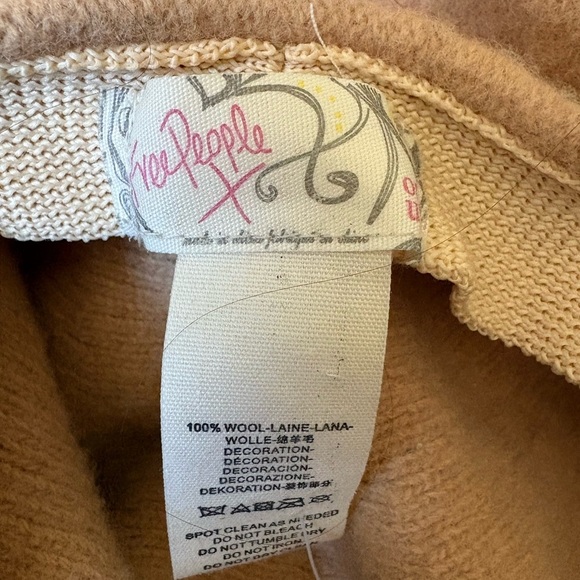 Women’s light coffee with cream Free People 100% wool hat - Picture 4 of 4